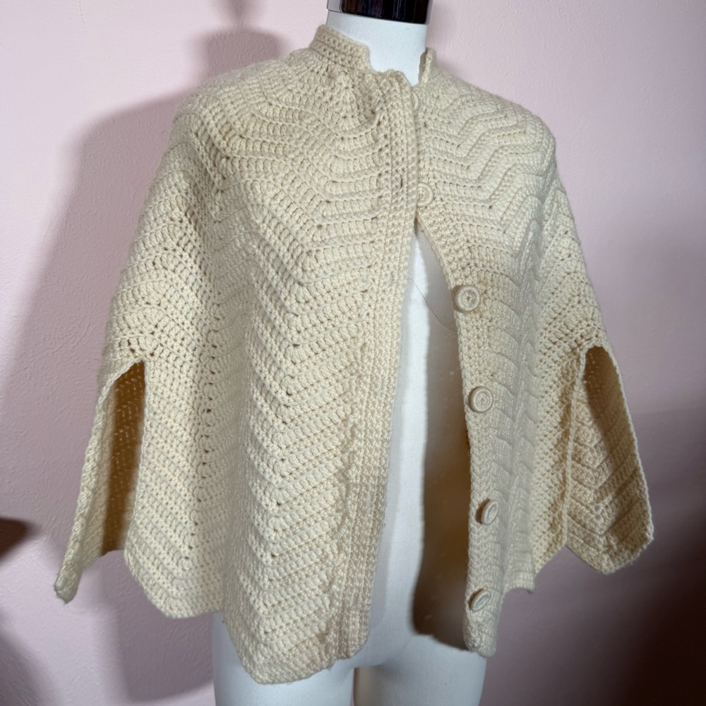 Vintage 1970’s handmade Mod cream Chevron knit crochet button front cape